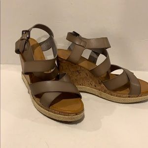 Straps wedge sandals